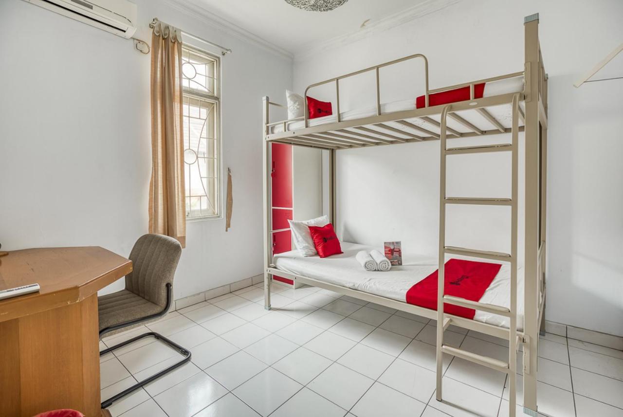 Reddoorz Hostel @ Feliz Noche Cengkareng Jakarta Hostel Beds photo